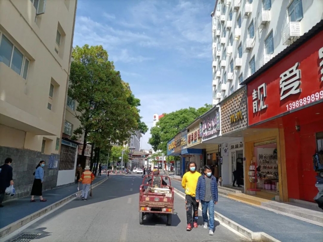 市创文调研组调研古城区背街小巷示范点创建情况并召开现场办公推进会