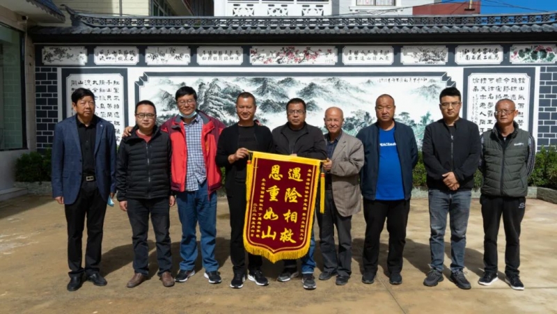 点赞！永胜2名“泳士”勇救溺水者.jpg