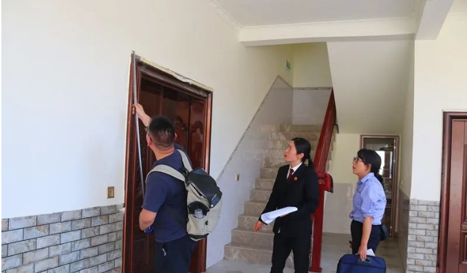 新房装修起矛盾 法官现场勘察止纷争