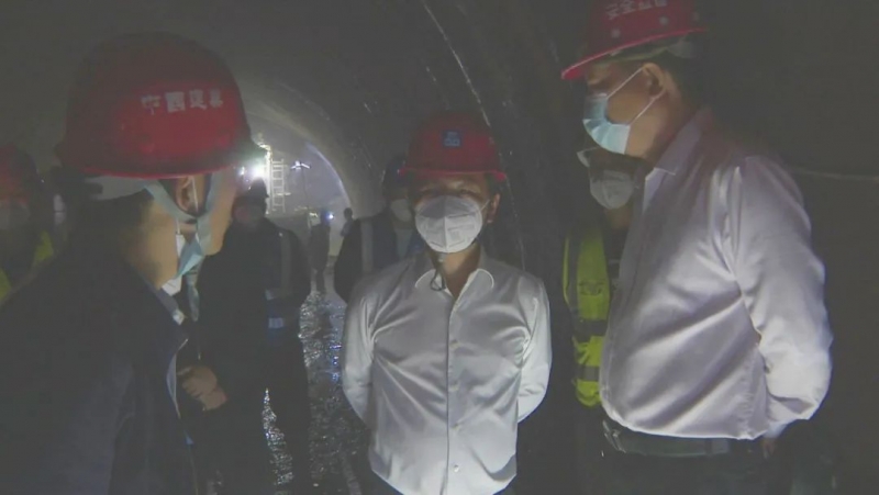 华坪县委书记王峥调研华丽高速公路项目建设.jpg