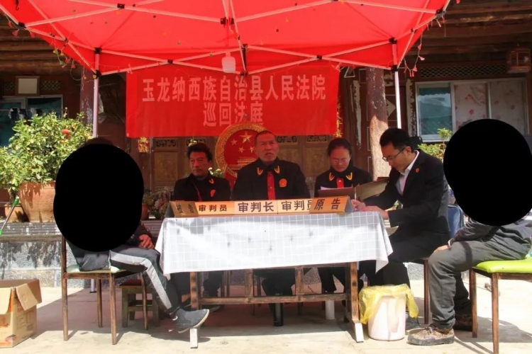 邻居通行闹矛盾 法官上门解纠纷