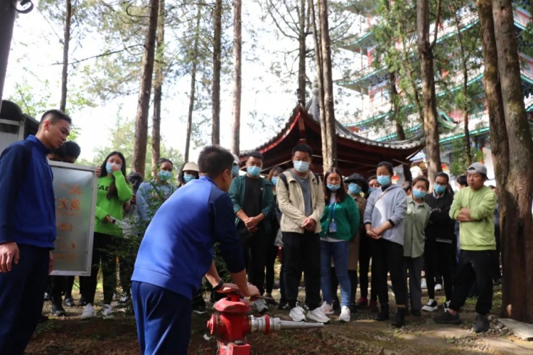 筑牢丽江古城“安全墙” 狮子山景区开展消防水泵、消火栓培训
