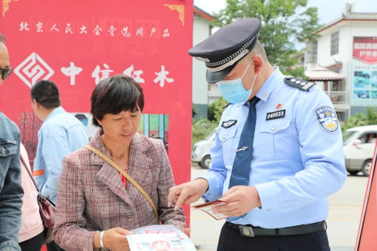 玉龙县开展“美好生活·民法典相伴”主题普法宣传活动.jpg
