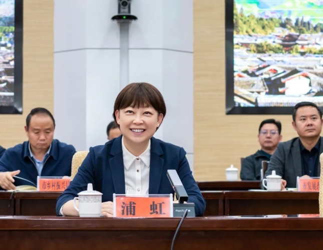 丽江市政府与香港新华集团签署战略合作框架协议 (1).jpg