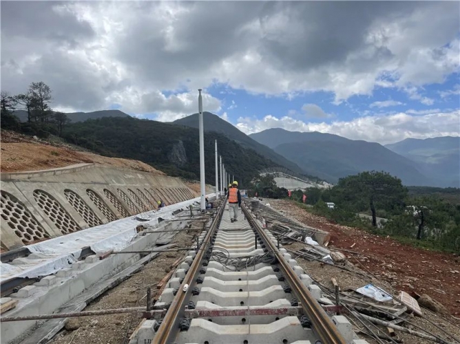 全力保障安全生产 丽江雪山轨道1号线预计年底开通运营