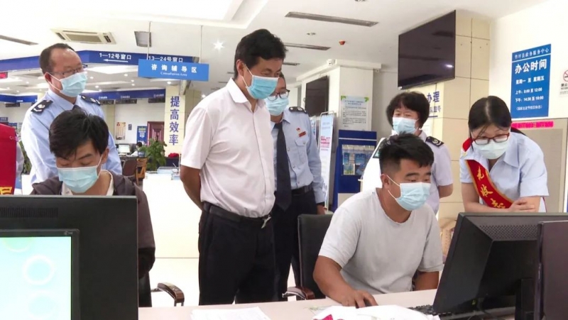 和振到县人民小学和县税务局调研