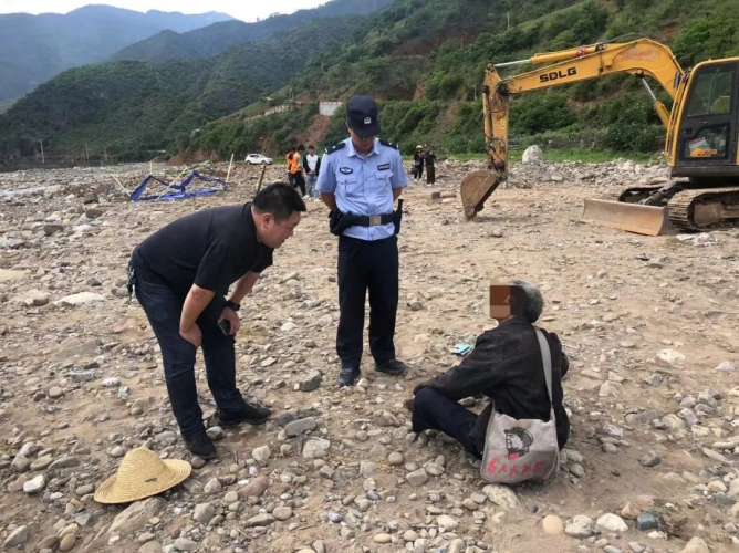 满身酒气 不省人事 永胜民警送醉汉回家