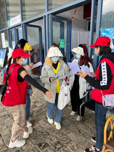 玉龙雪山景区开展“培育创建文明旅游示范单位游客满意度调查”活动