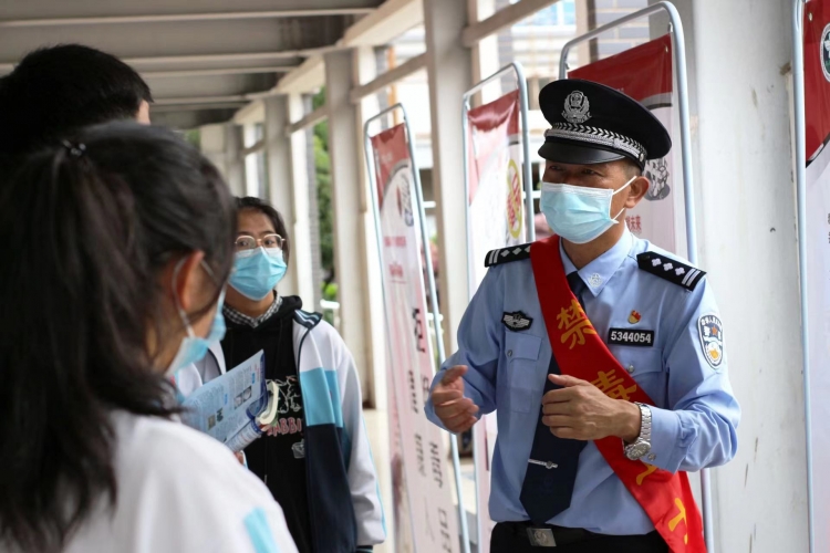 丽江禁毒宣传进校园  护航青春不“毒”行 (3).jpg
