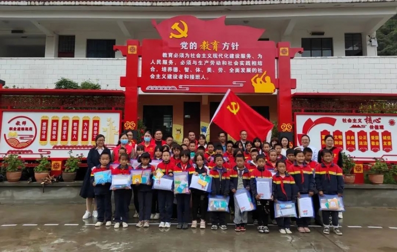 童心向党，快乐成长 宁蒗县大兴街道机关党支部为留守儿童送去温暖
