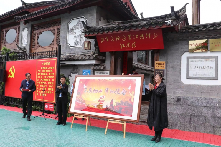 丽江古城红色基因库又添新作  一针一线述说红色故事 (4).jpg