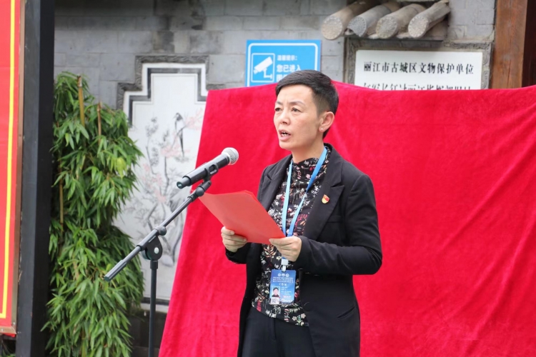 丽江古城红色基因库又添新作  一针一线述说红色故事 (1).jpg