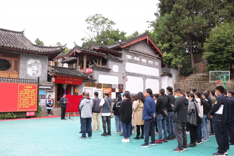 丽江古城红色基因库又添新作  一针一线述说红色故事 (3).jpg