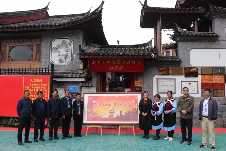 丽江古城红色基因库又添新作  一针一线述说红色故事 (2).jpg