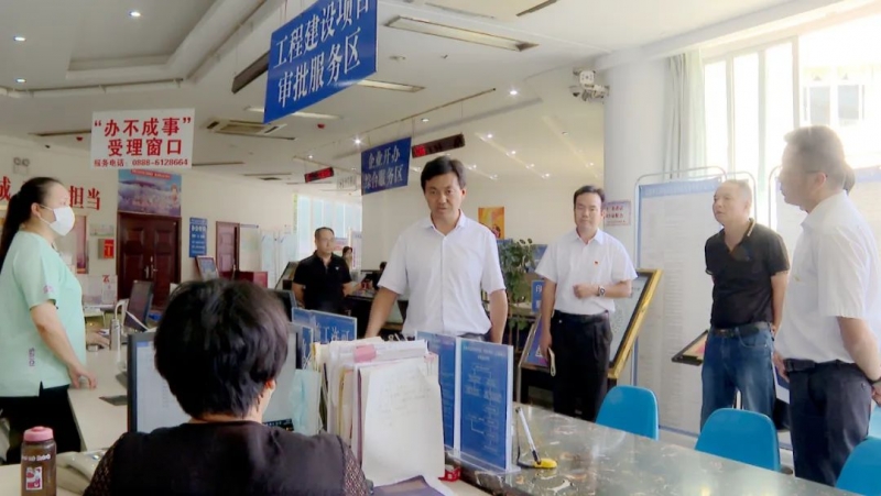 华坪县长和振到县住建局调研住房和城乡建设工作