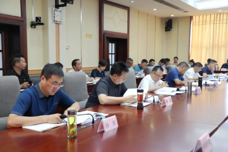玉龙县召开十四届县委常委会第34次会议