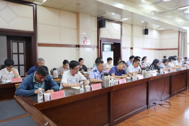 玉龙县召开稳就业会议