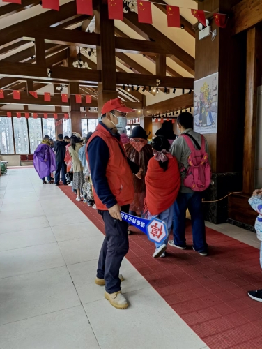 玉龙雪山景区工作人员“不缺位”努力站好暑期旅游的“每一班岗”