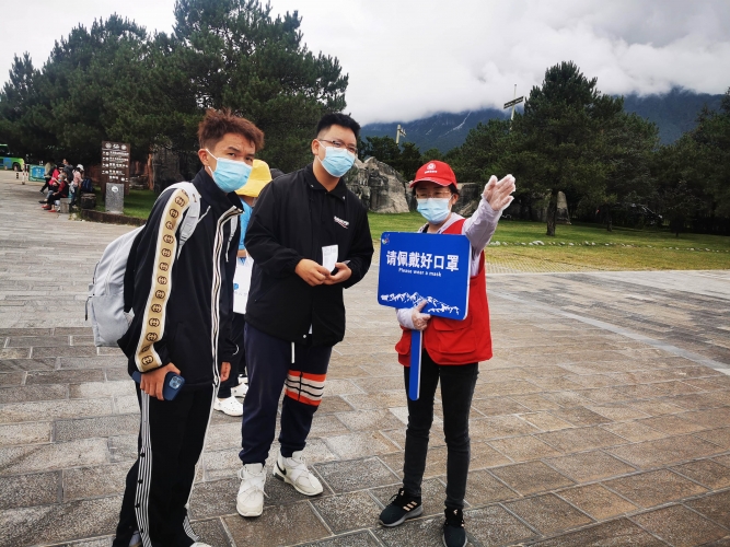 玉龙雪山景区工作人员“不缺位”努力站好暑期旅游的“每一班岗”