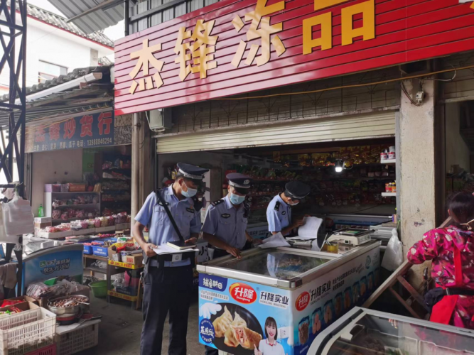 玉龙公安开展环食药集中统一行动