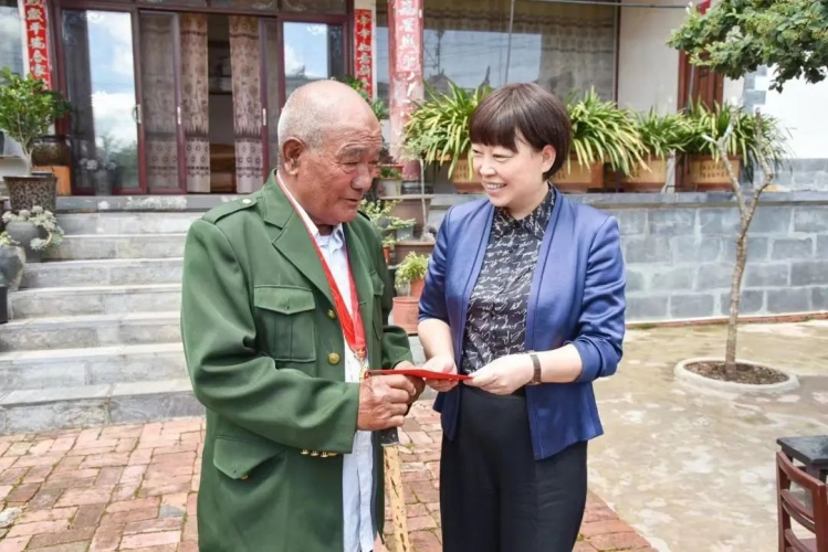 浦虹慰问驻丽部队官兵和退役军人代表