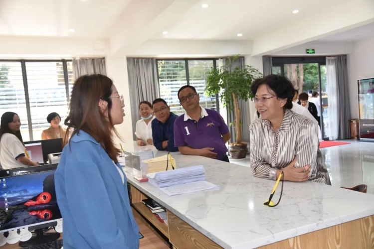 省人大常委会副主任、省总工会主席王树芬到丽调研