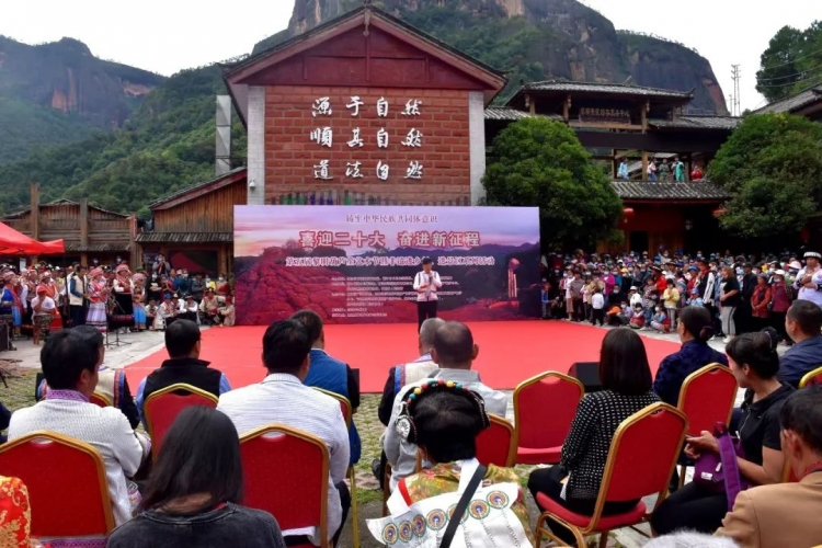 百人葫芦笙合奏  老君山黎明景区好不热闹！ (1).jpg