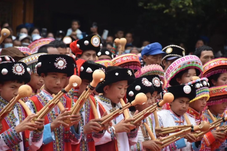 百人葫芦笙合奏  老君山黎明景区好不热闹！ (2).jpg