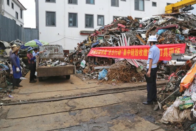 丽江古城公安集中销毁一批非法管制刀具