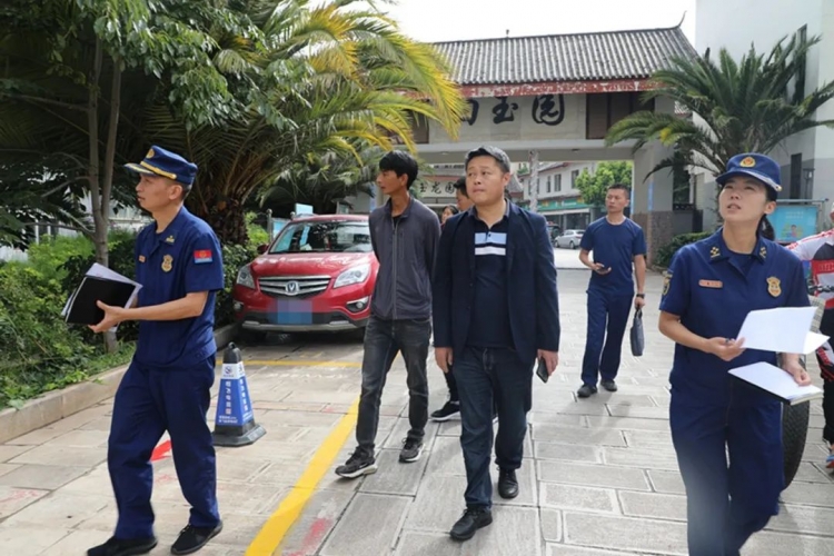 玉龙县消防救援大队联合县住建局开展老旧小区消防安全检查
