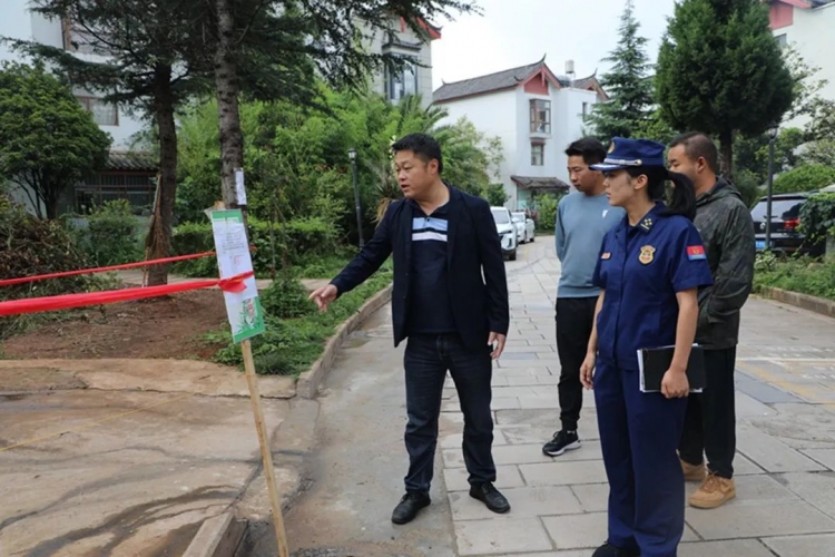 玉龙县消防救援大队联合县住建局开展老旧小区消防安全检查