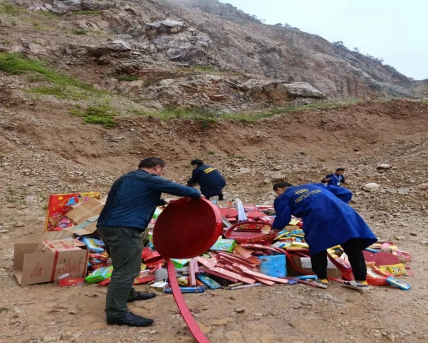 古城区集中销毁非法、过期烟花爆竹产品.jpg