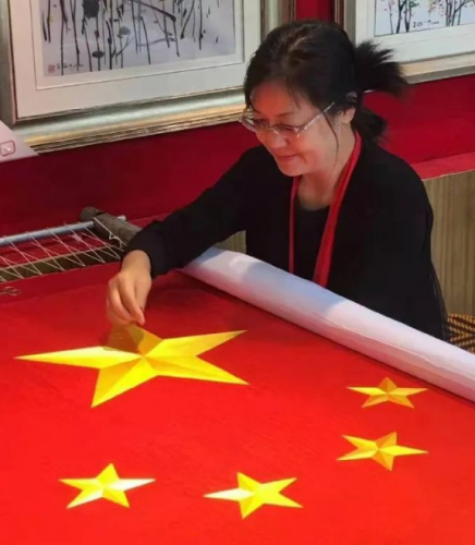丽江刺绣大师彭萍入选第八届中国工艺美术大师.png