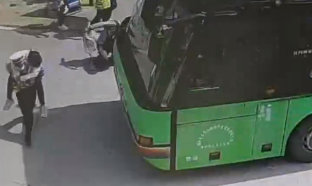 玉龙雪山交警“百米冲刺”护送高反游客.png