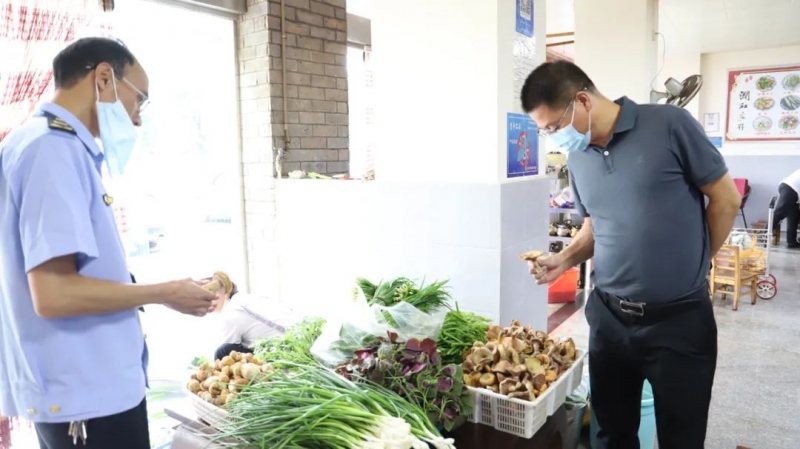 周开举副市长暗访督查暑期食品安全工作