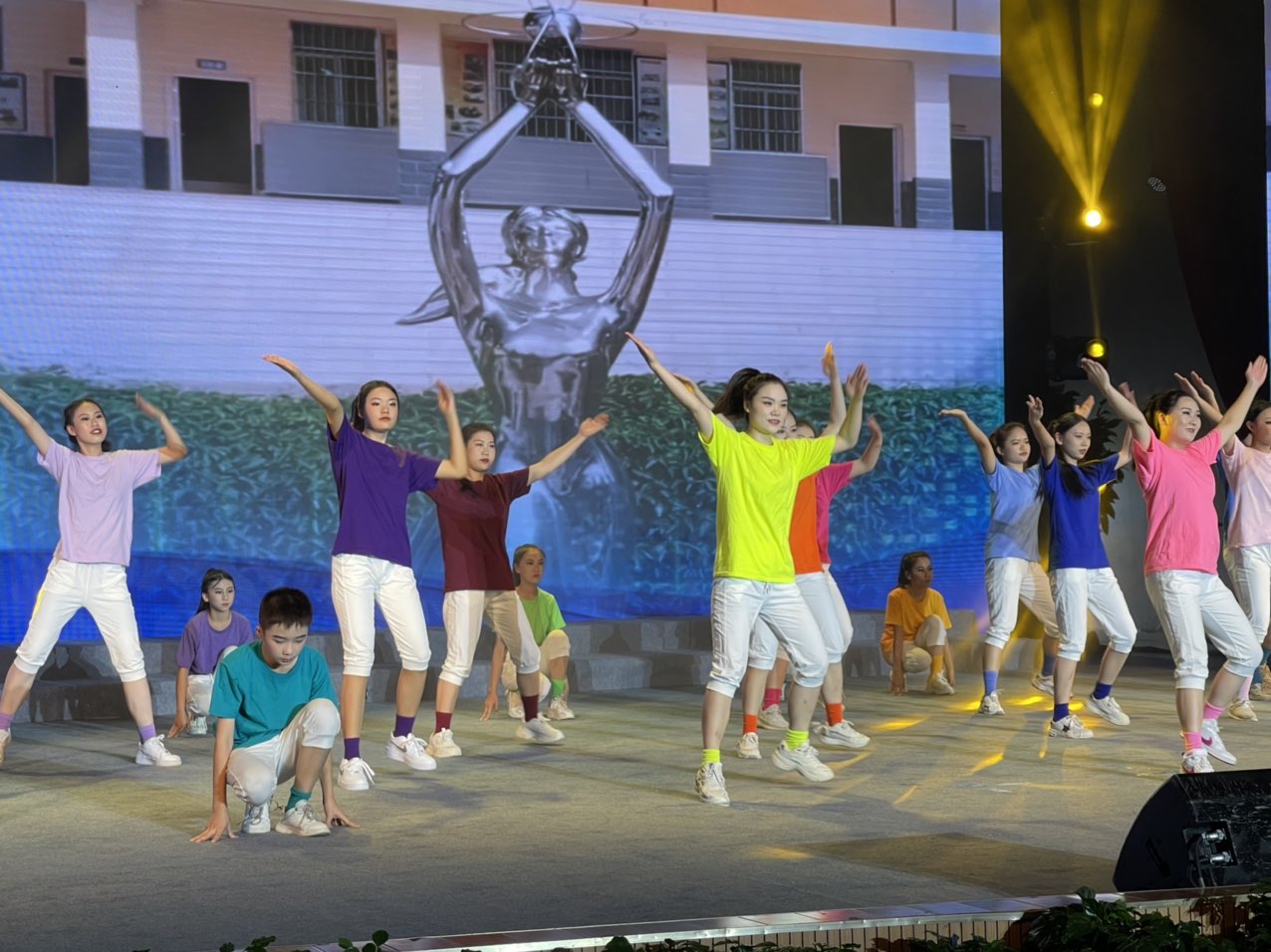 丽江华坪县举行芒果节颁奖暨文艺演出10