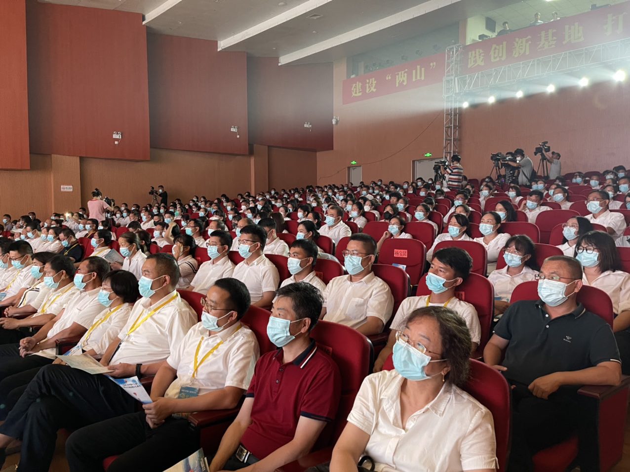 丽江华坪县举行芒果节颁奖暨文艺演出10