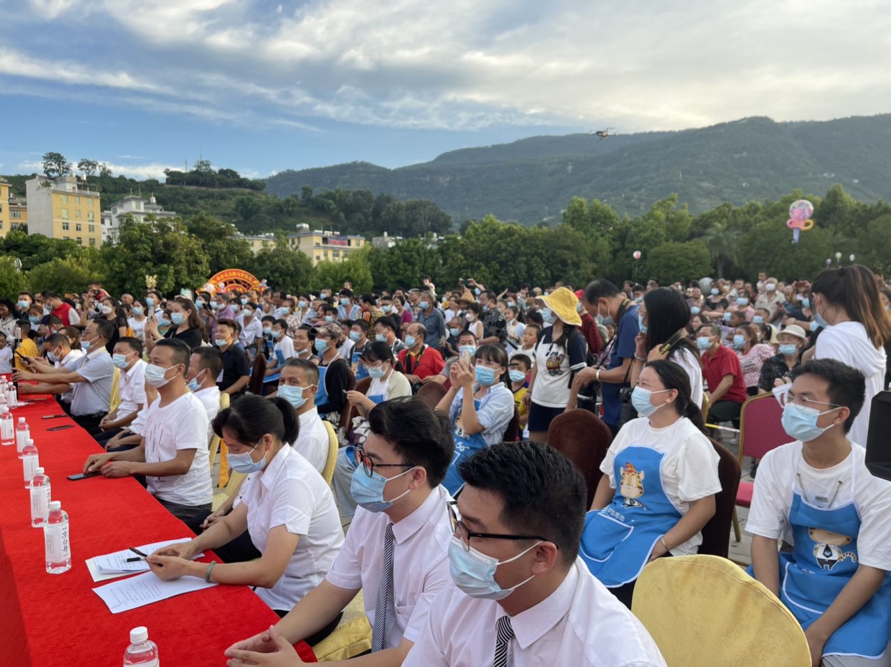 华坪吃芒果大赛 多名选手用脸“炫芒果”2.jpg