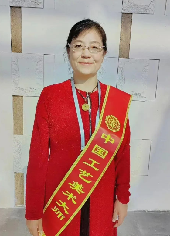 彭萍荣获第八届中国工艺美术大师称号！丽江又添国之巨匠  2022年8月17日，第八届中国工艺美术大师颁证大会  ...