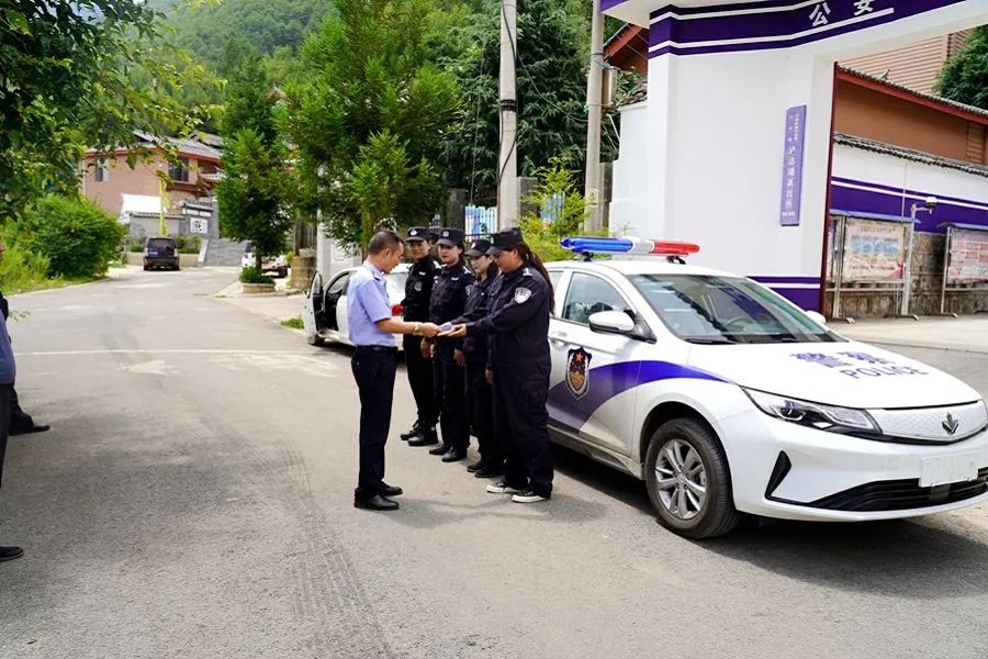 刘云超局长到泸沽湖派出所检查指导工作