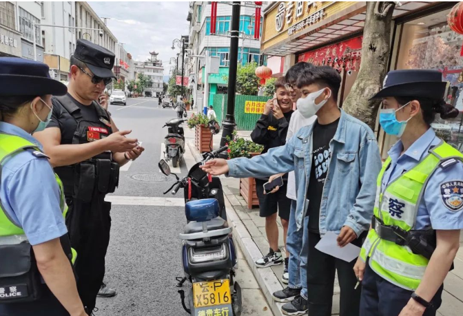 永胜交警重拳整治电动车交通违法乱象