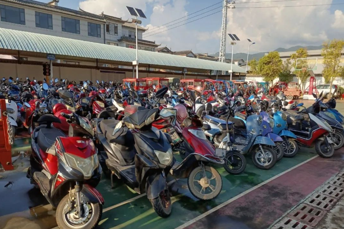 永胜交警重拳整治电动车交通违法乱象