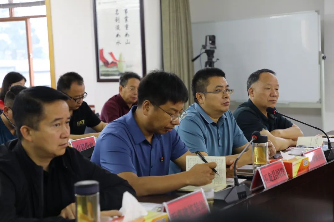 玉龙县召开“助企纾困”银企座谈会