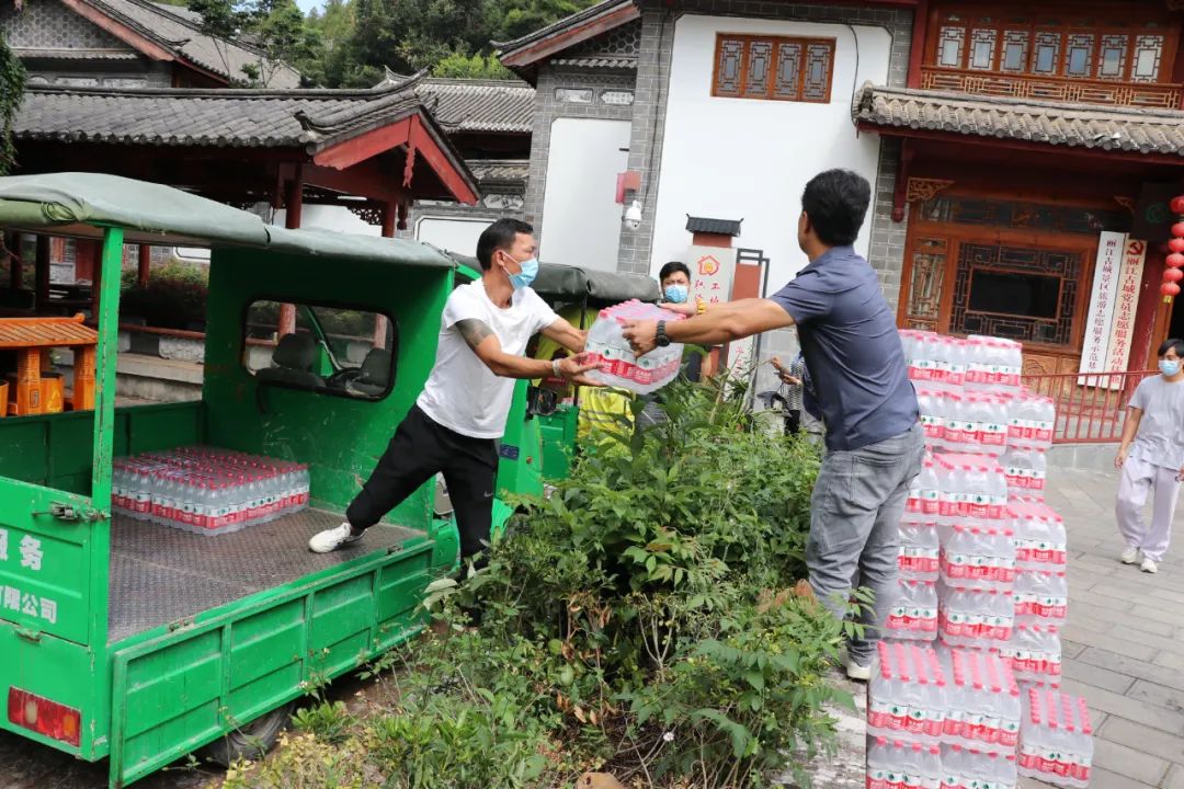 丽江古城景区向爱心协会赠送锦旗 (1).jpg