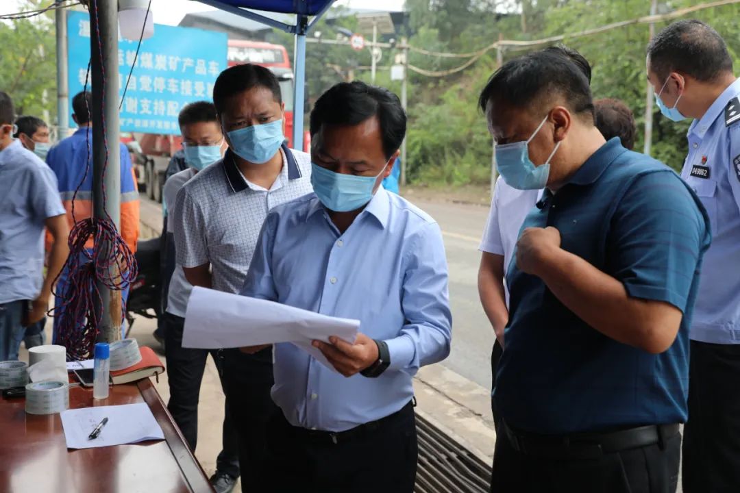 华坪县委书记王峥主持召开新冠肺炎疫情防控工作领导小组第25次会议