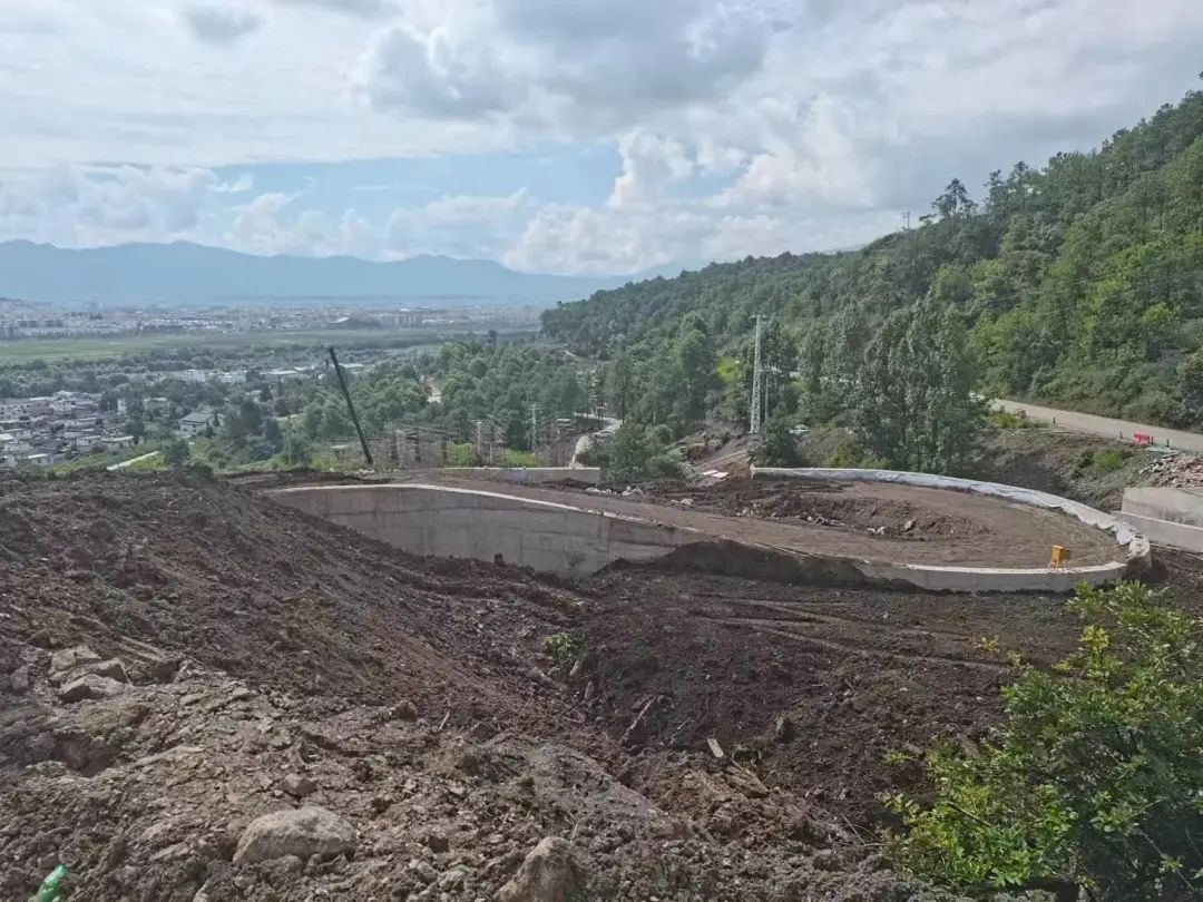长水至拉市道路主线已完成路基工程，即将转入路面施工