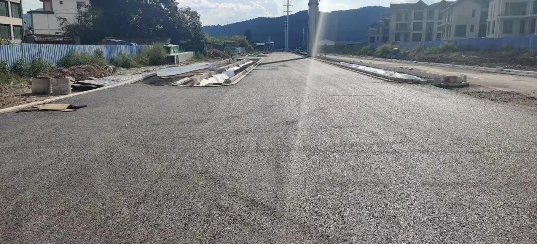 荣华片区荣华中路路面铺筑完成
