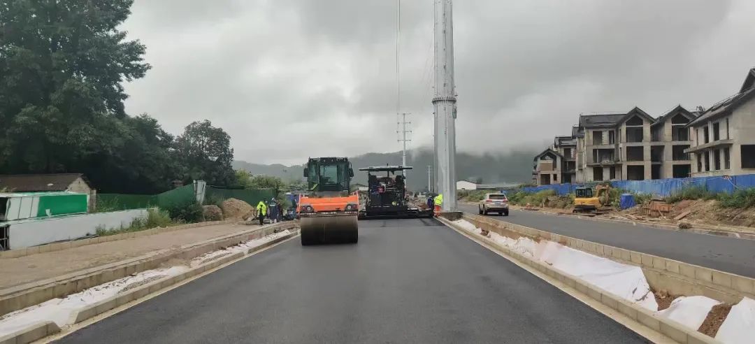 荣华片区荣华中路路面铺筑完成