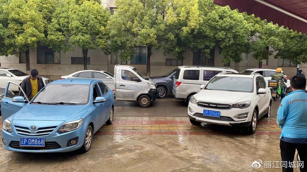 丽江金甲路和裕安路违停堵车严重？2.jpg