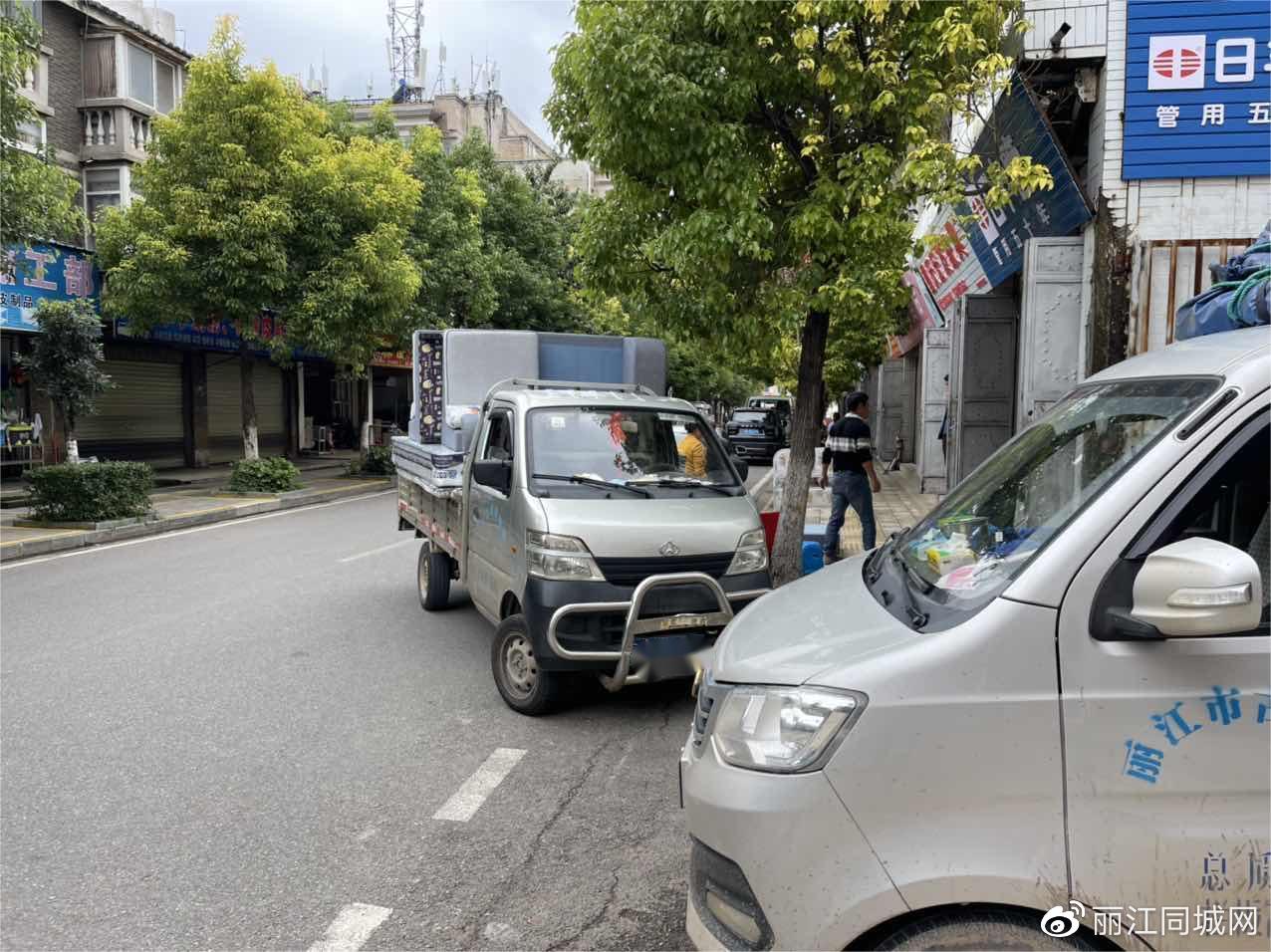 丽江金甲路和裕安路违停堵车严重？3.jpg